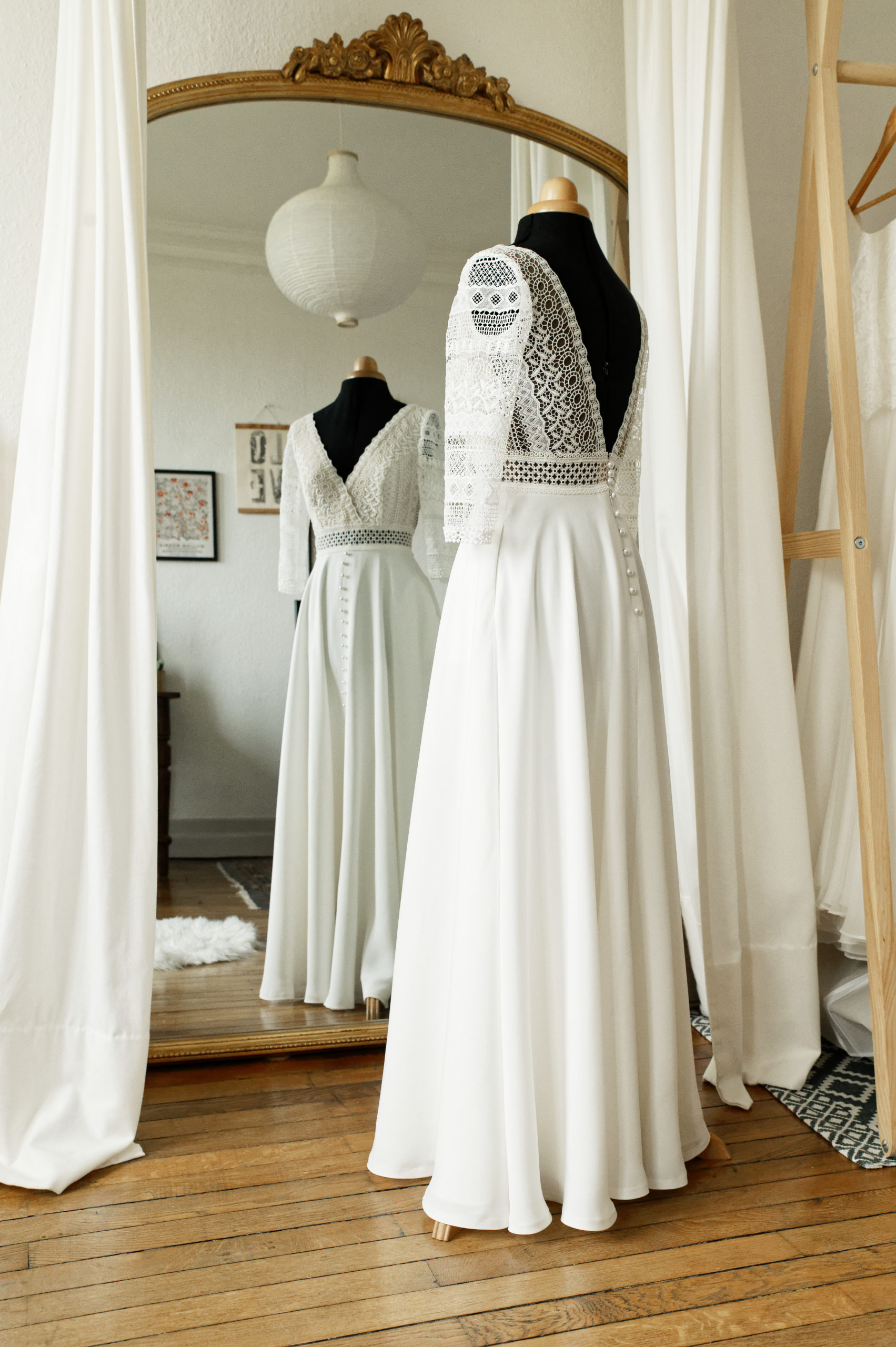 Robe de mariée dos nu et cache coeur en soie