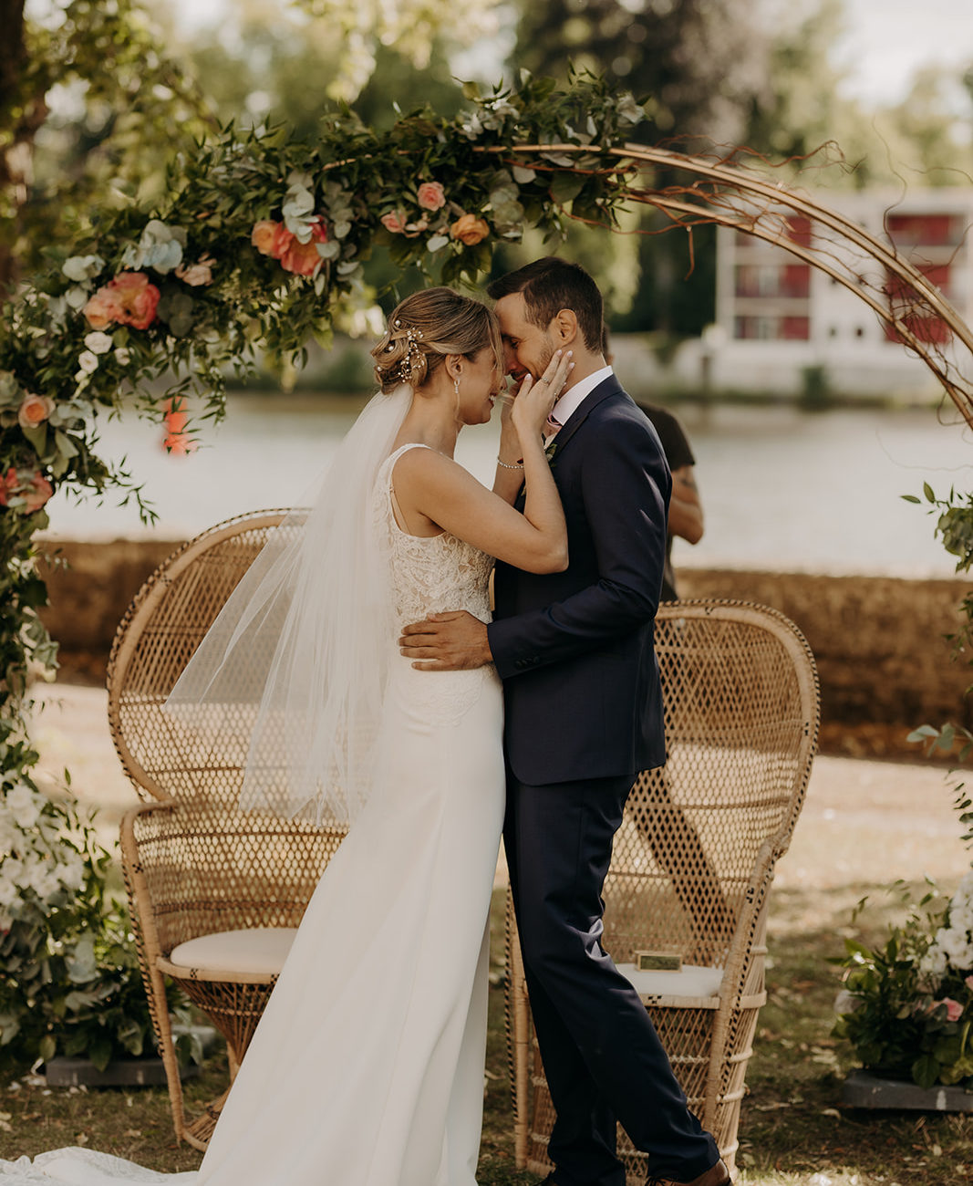 Robe de mariée unique, sur mesure, avec traîne en dentelle et dos nu