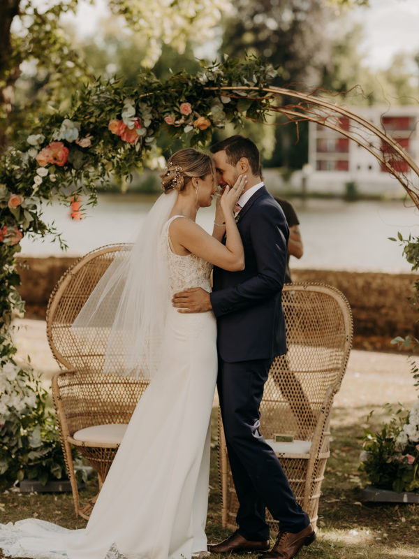 Robe de mariée unique, sur mesure, avec traîne en dentelle et dos nu