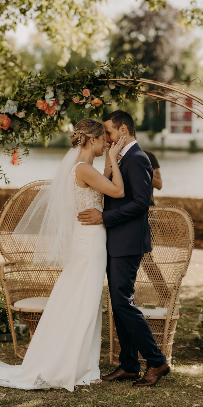 Robe de mariée unique, sur mesure, avec traîne en dentelle et dos nu