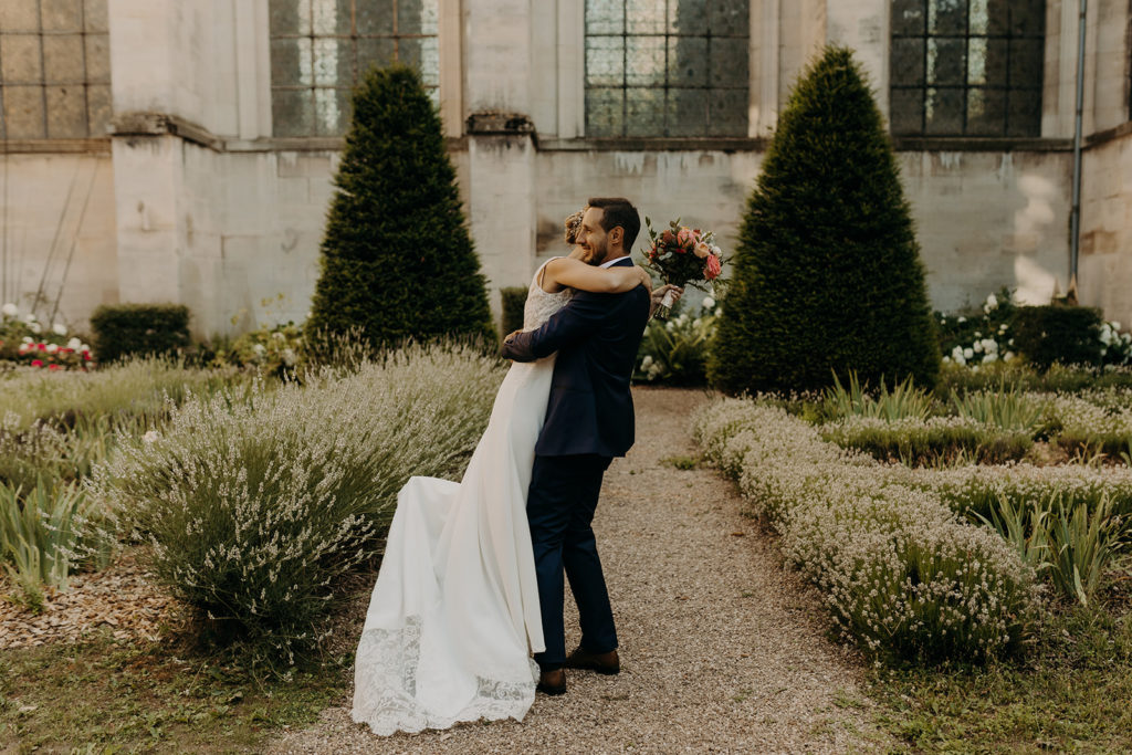 Robe de mariée unique, sur mesure, avec traîne en dentelle et dos nu