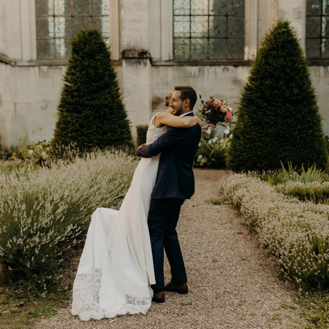 Robe de mariée unique, sur mesure, avec traîne en dentelle et dos nu