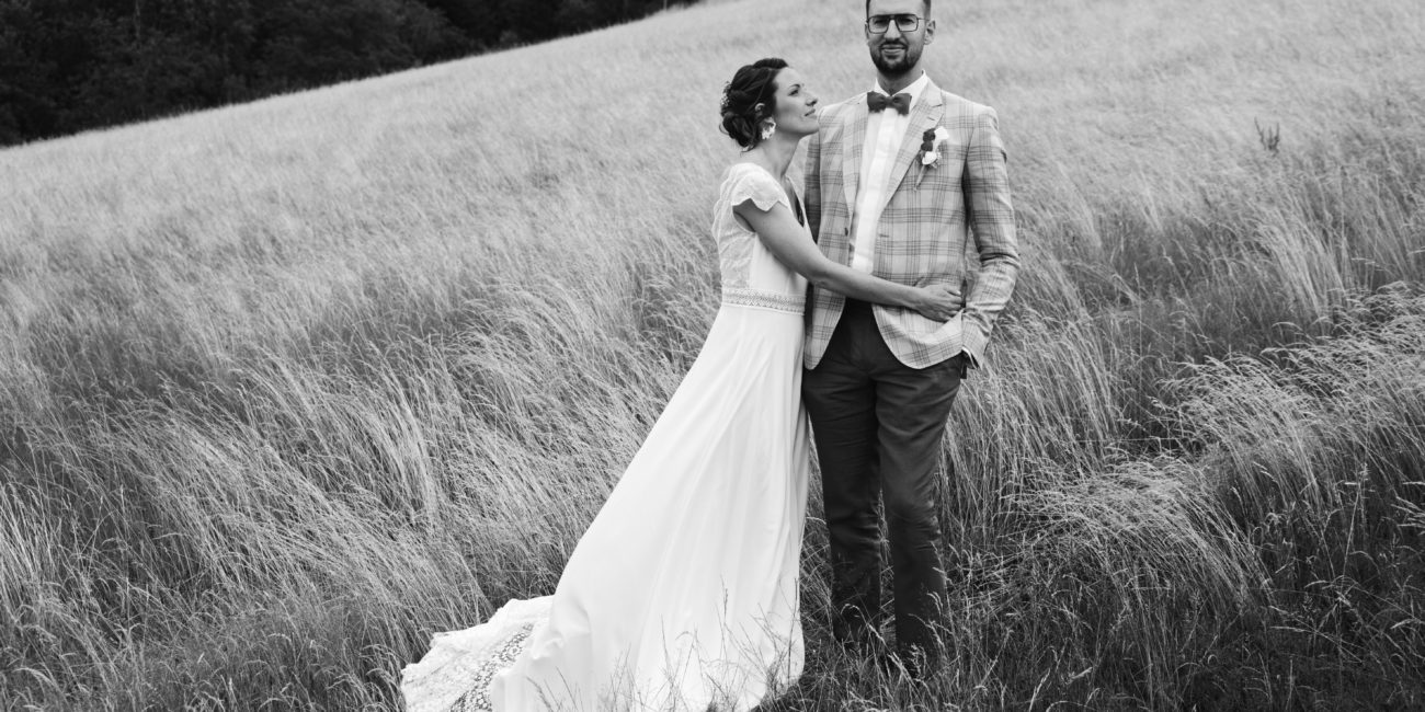 Robe de mariée légère avec broderies et dos nu en soie