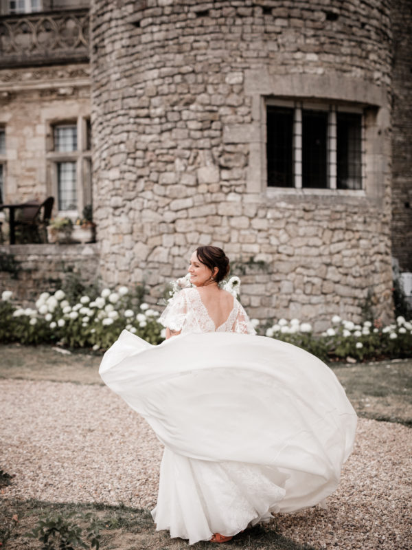 Robe de mariée légère en soie, dos nu en dentelle, manches papillon et longue traîne amovible