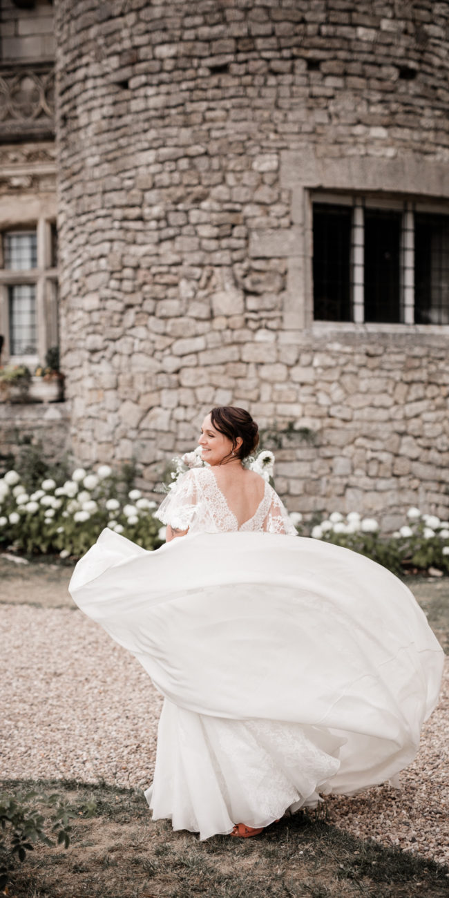 Robe de mariée légère en soie, dos nu en dentelle, manches papillon et longue traîne amovible