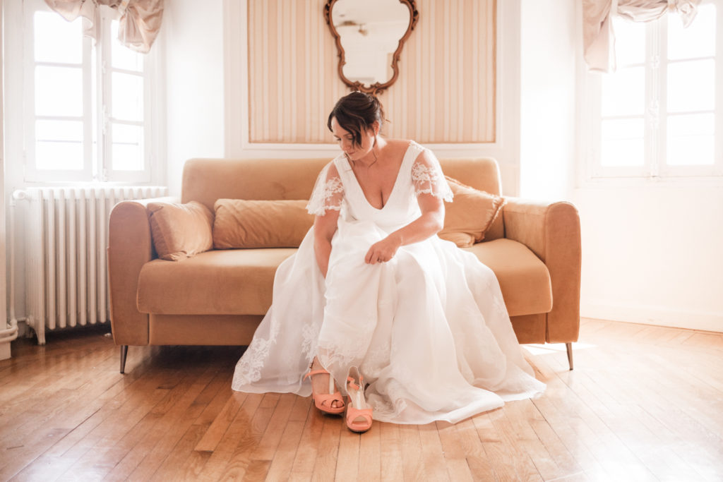 Robe de mariée légère en soie, dos nu en dentelle, manches papillon et longue traîne amovible