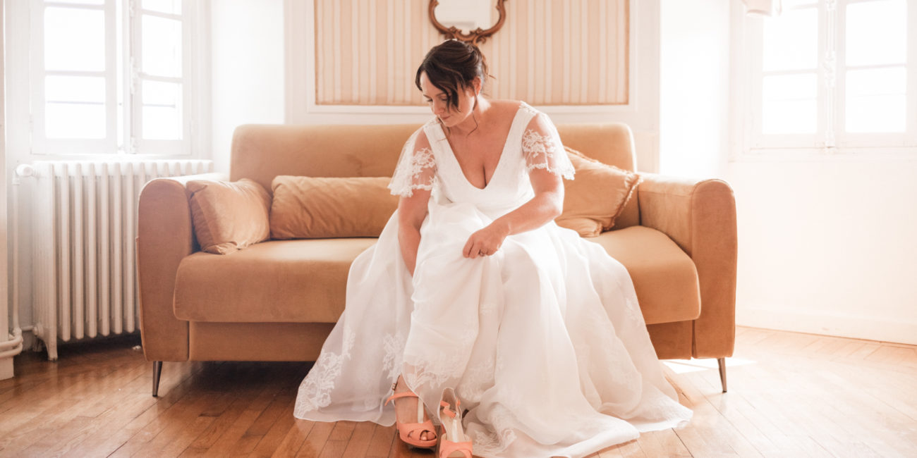 Robe de mariée légère en soie, dos nu en dentelle, manches papillon et longue traîne amovible