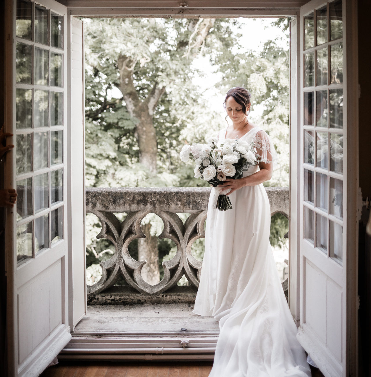 Robe de mariée légère en soie, dos nu en dentelle, manches papillon et longue traîne amovible