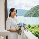 Robe de mariée sur mesure à dos nu en dentelle avec ceinture décorée de fleurs