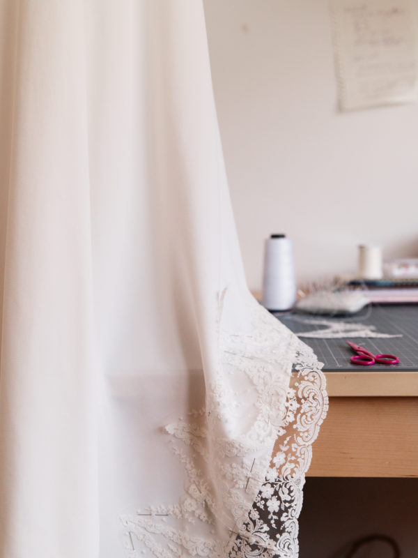 Robe de mariée en cours de confection dans l'atelier Bonjour Suzanne à Metz