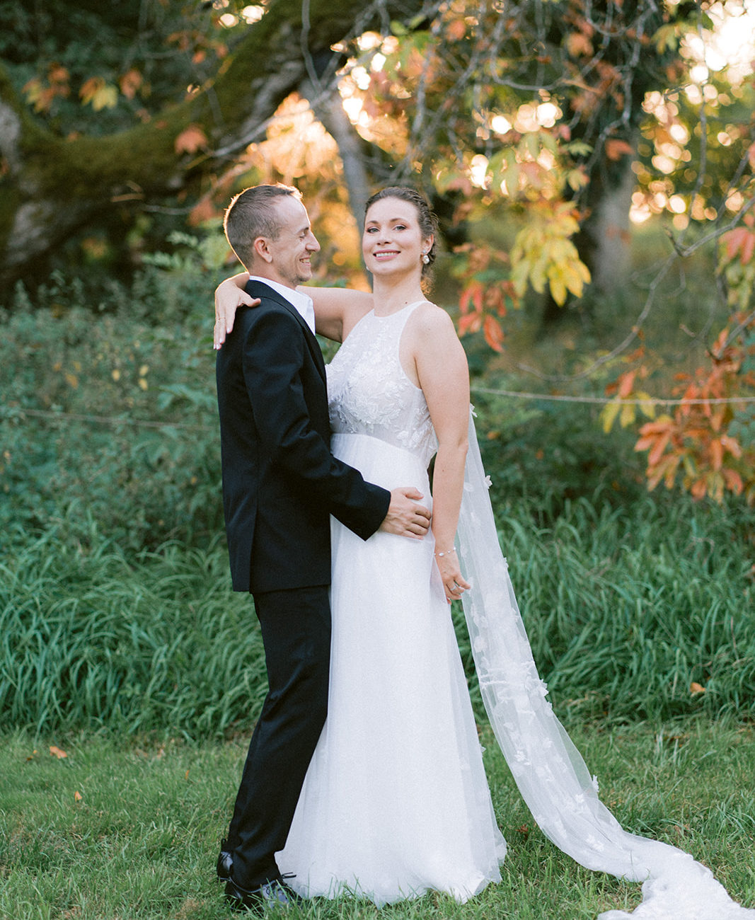 Robe de mariée moderne à emmanchure américaine et fleurs brodées