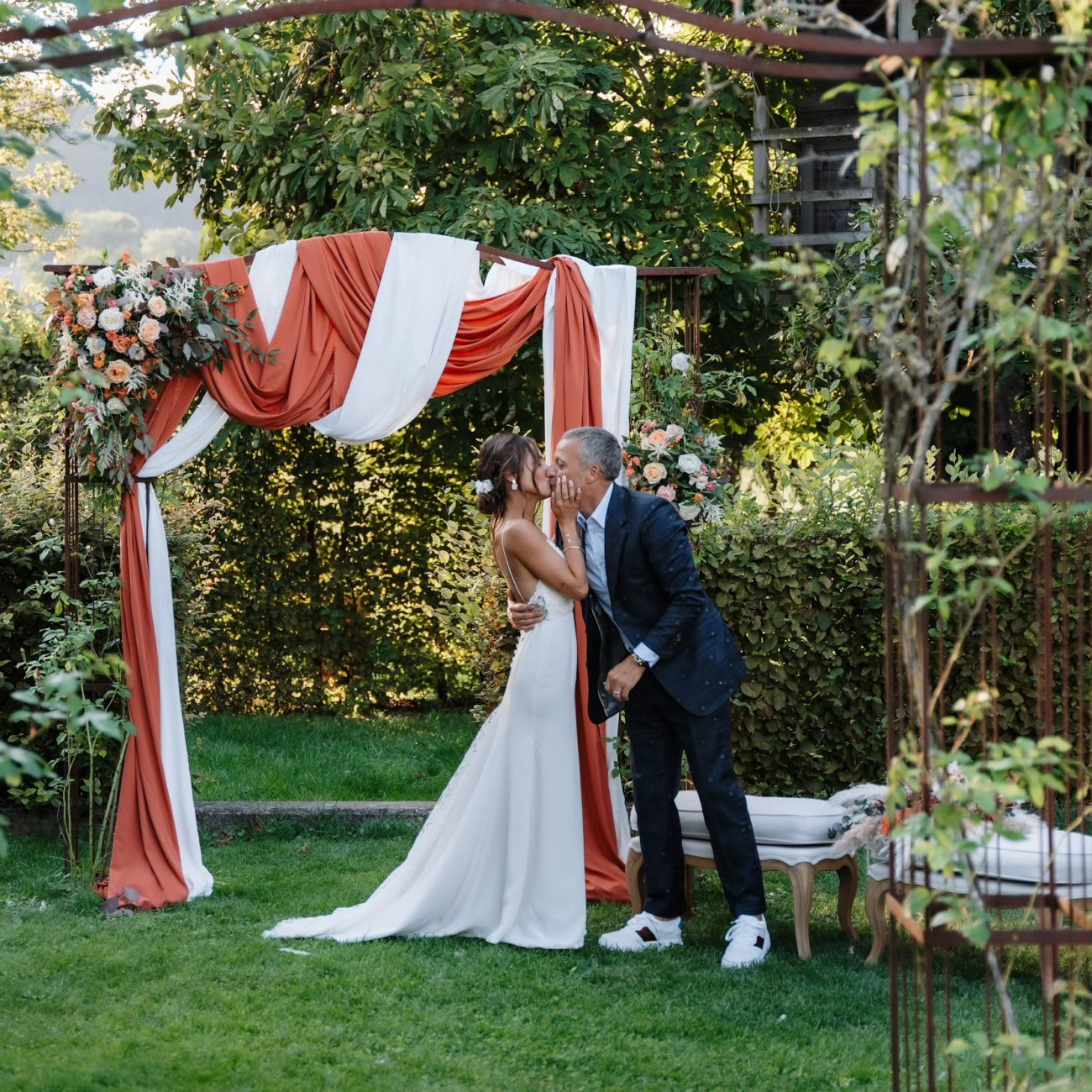 Robe de mariée glamour en dentelle à fines bretelles et jupe fendue en soie