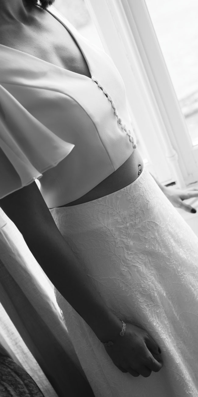 Une tenue de mariée unique et originale avec ce top à manches papillon légères et cette jupe en dentelle de Calais féminine et raffinée