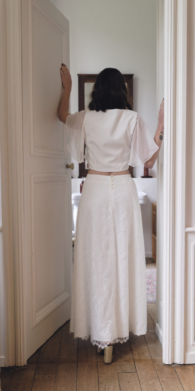 Une tenue de mariée unique et originale avec ce top à manches papillon légères et cette jupe en dentelle de Calais féminine et raffinée