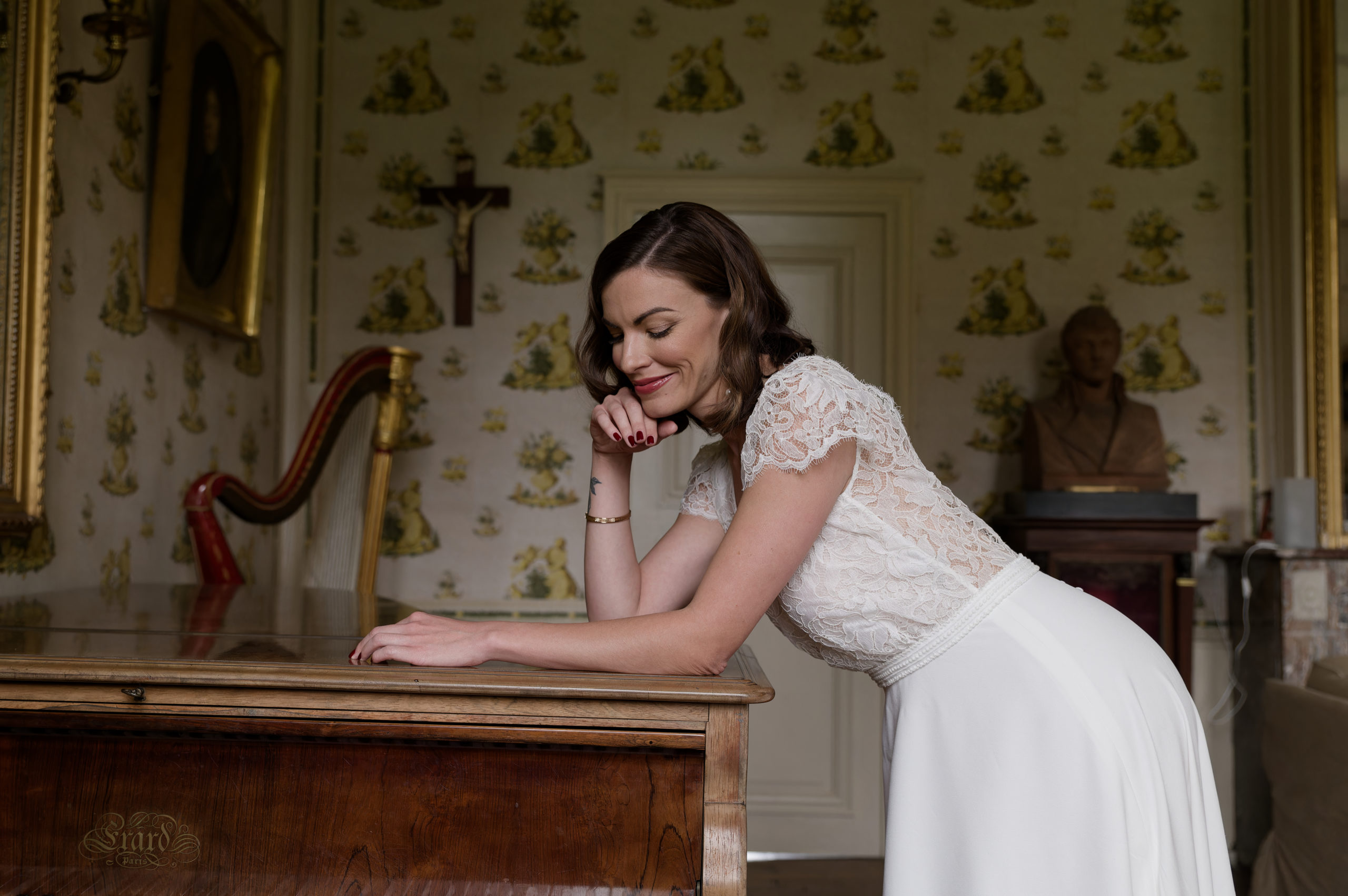 La robe de mariée Pénélope avec son dos nu bordé de dentelle est son décolleté cache coeur souligne la féminité de la future mariée avec élégance