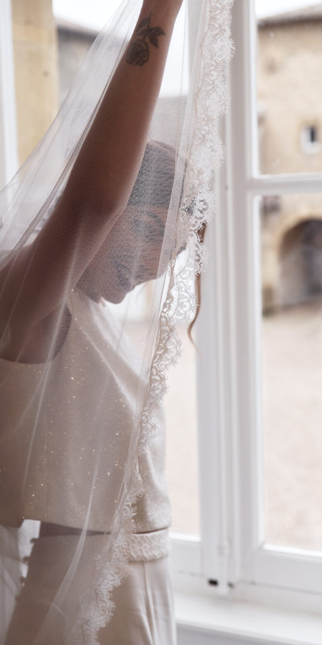 Le voile de mariée vient souligner votre tenue et vous habiller d'un indémodable halo