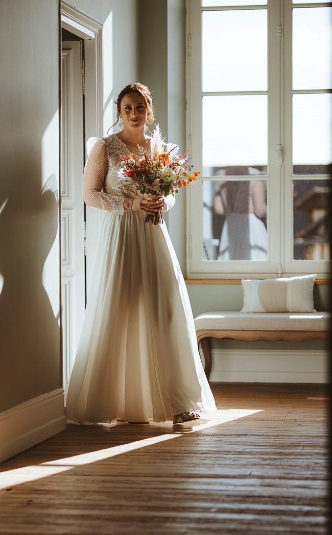 Robe de mariée élégante et légère en mousseline, dentelle, manches longues et dos nu