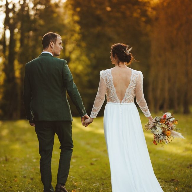 Robe de mariée élégante et légère en mousseline, dentelle, manches longues et dos nu