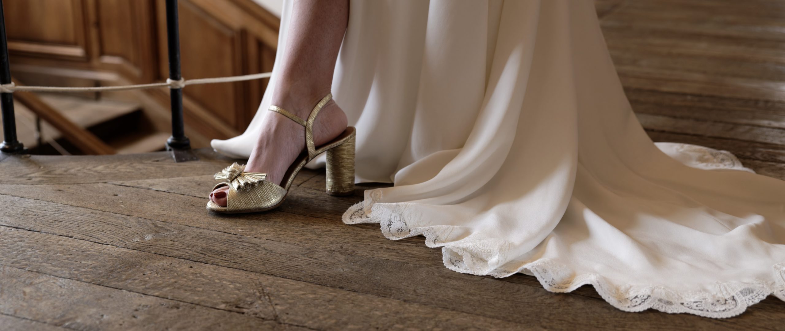 La robe de mariée Alba à traîne en dentelle, manches bouffantes et dos nu est une tenue couture raffinée et sensuelle pour la mariée moderne à la recherche d'élégance et féminité pour son mariage