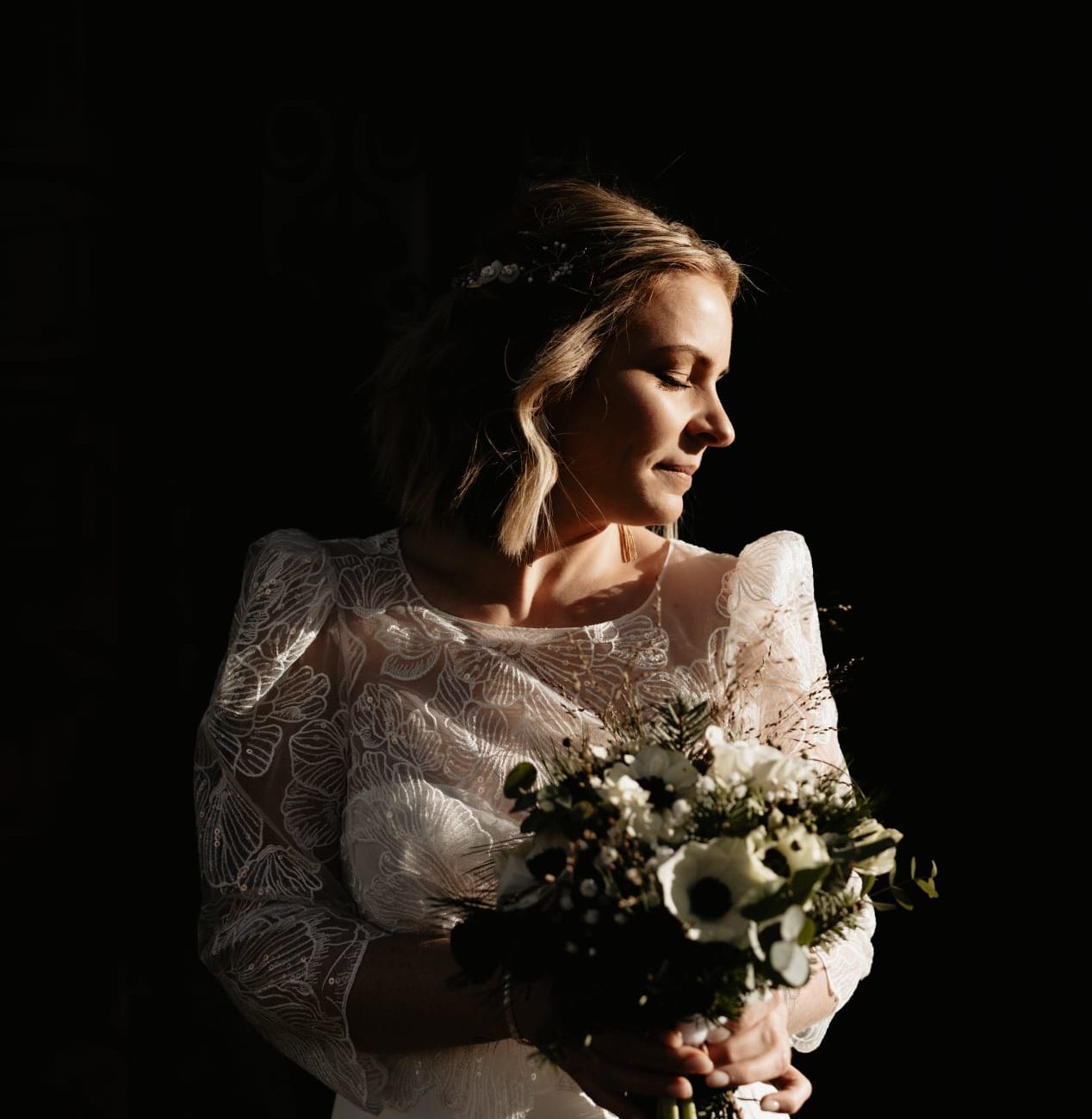 Robe de mariée moderne et élégante pour mariage d'hiver dans les Vosges