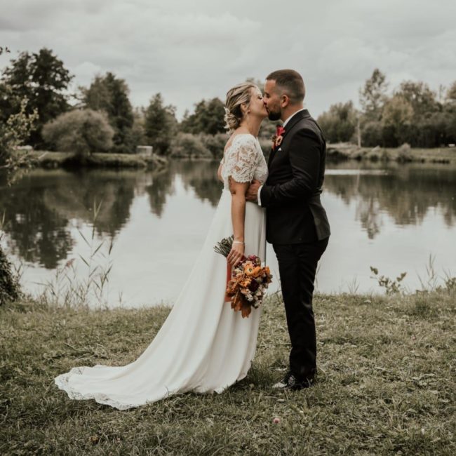 Robe de mariée à dos nu moderne et glamour confectionnée sur mesure à Metz en Lorraine, dans le grand est, par une créatrice de robes de mariée