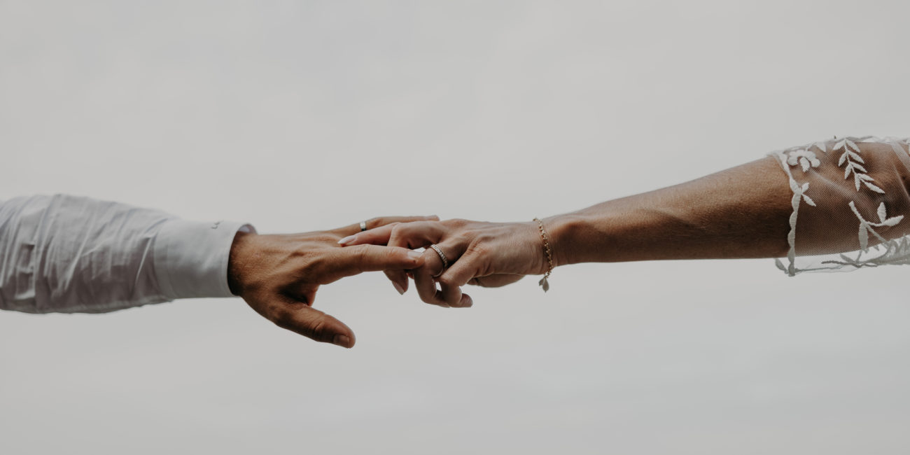 Robe de mariée à dos nu moderne et glamour confectionnée sur mesure à Metz en Lorraine, dans le grand est, par une créatrice de robes de mariée
